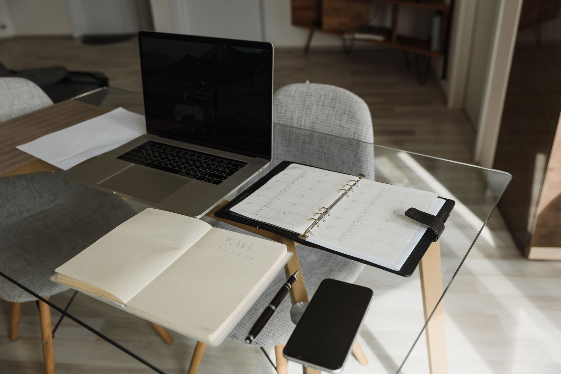 Planeación sobre una mesa de trabajo